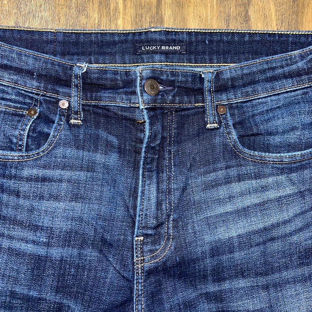 Men’s Lucky Brand Dark Wash Jeans. Size 34x32. - Picture 3 of 4